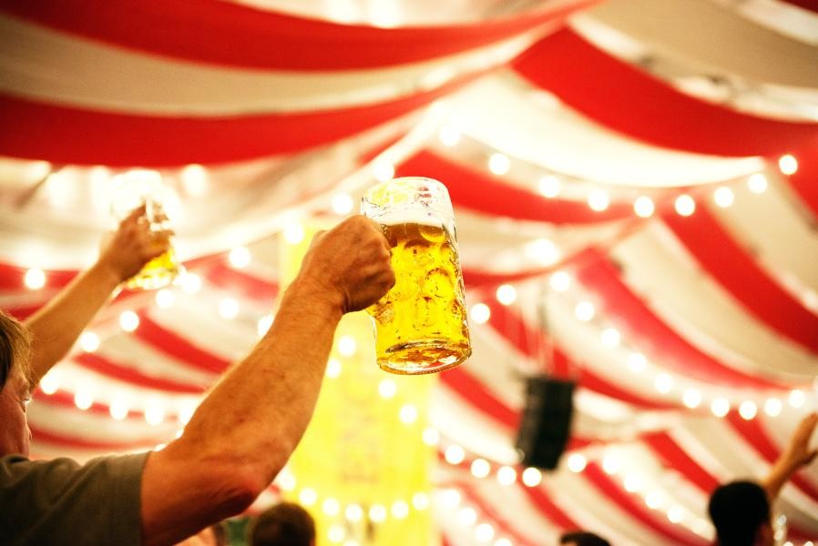 Bierkrug im Festzelt