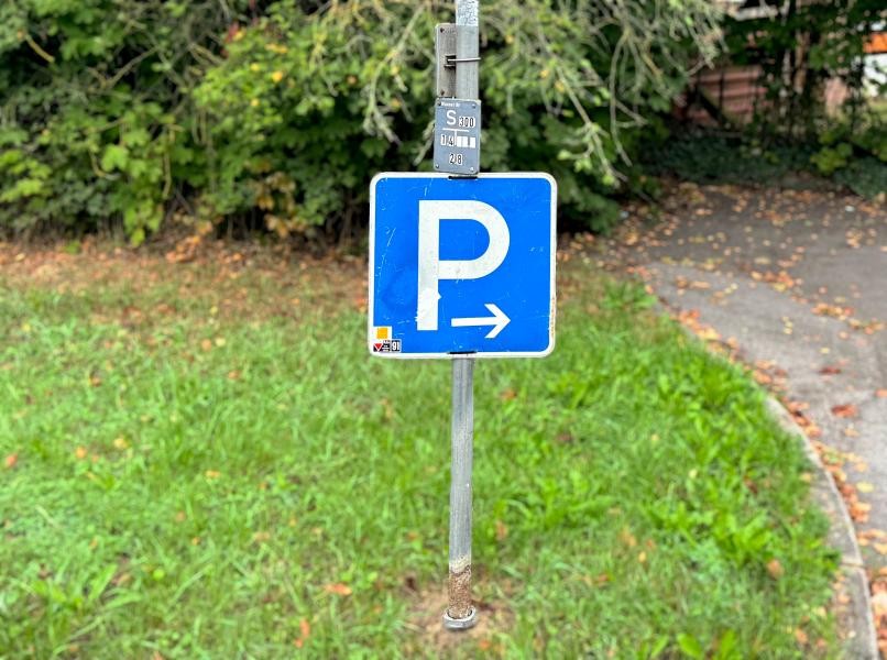 Parkplatzschild an einem Pfosten