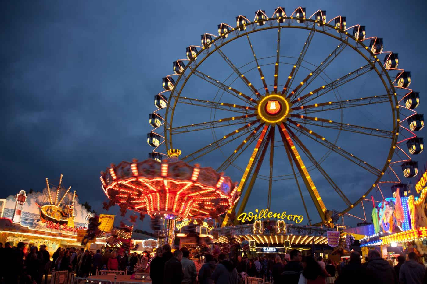 Fränkisches Volksfest Riesenrad bei Nacht