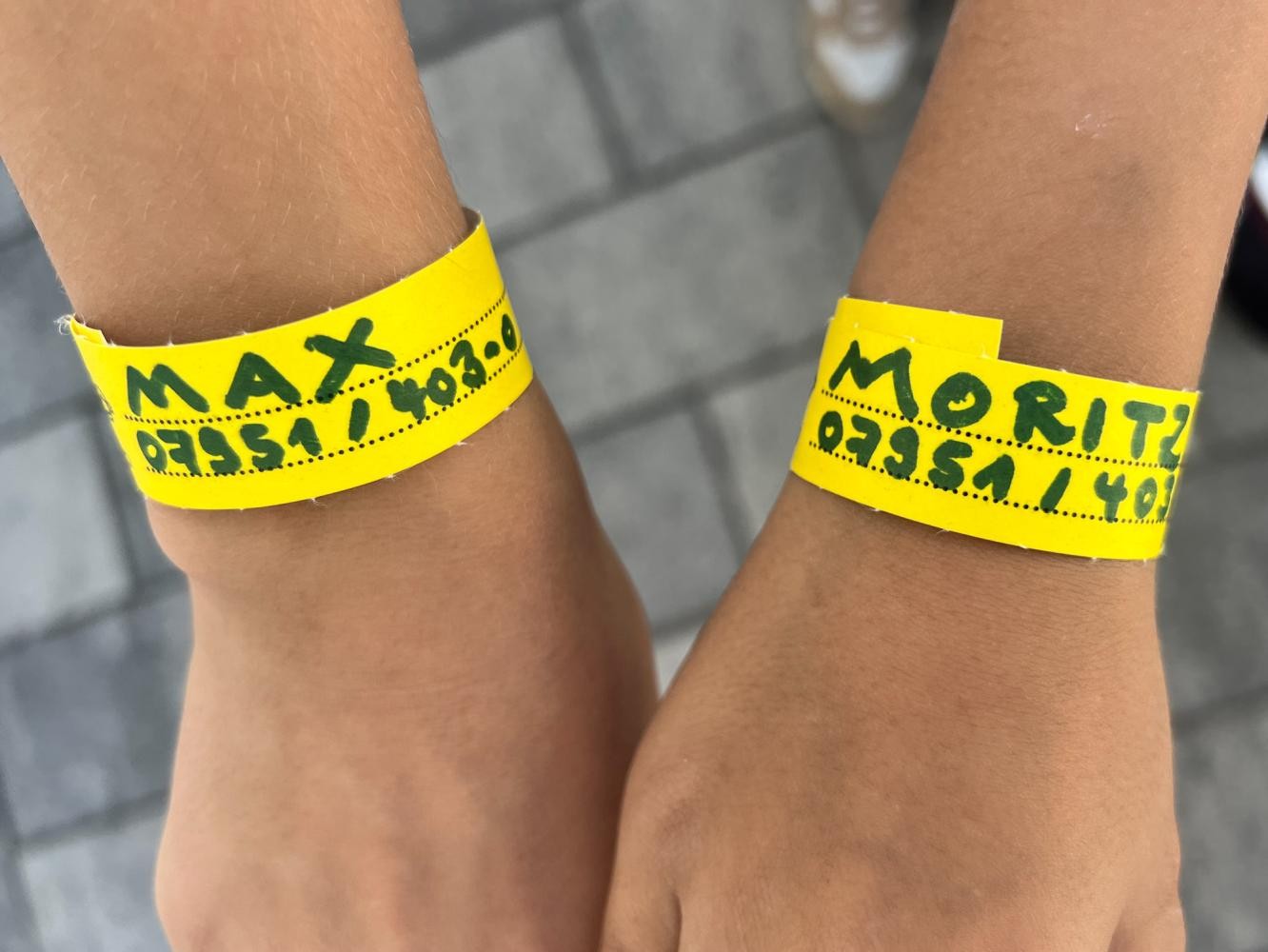 Foto: Stadtverwaltung Crailsheim Hände mit dem Kinder-Horaffen-Armband