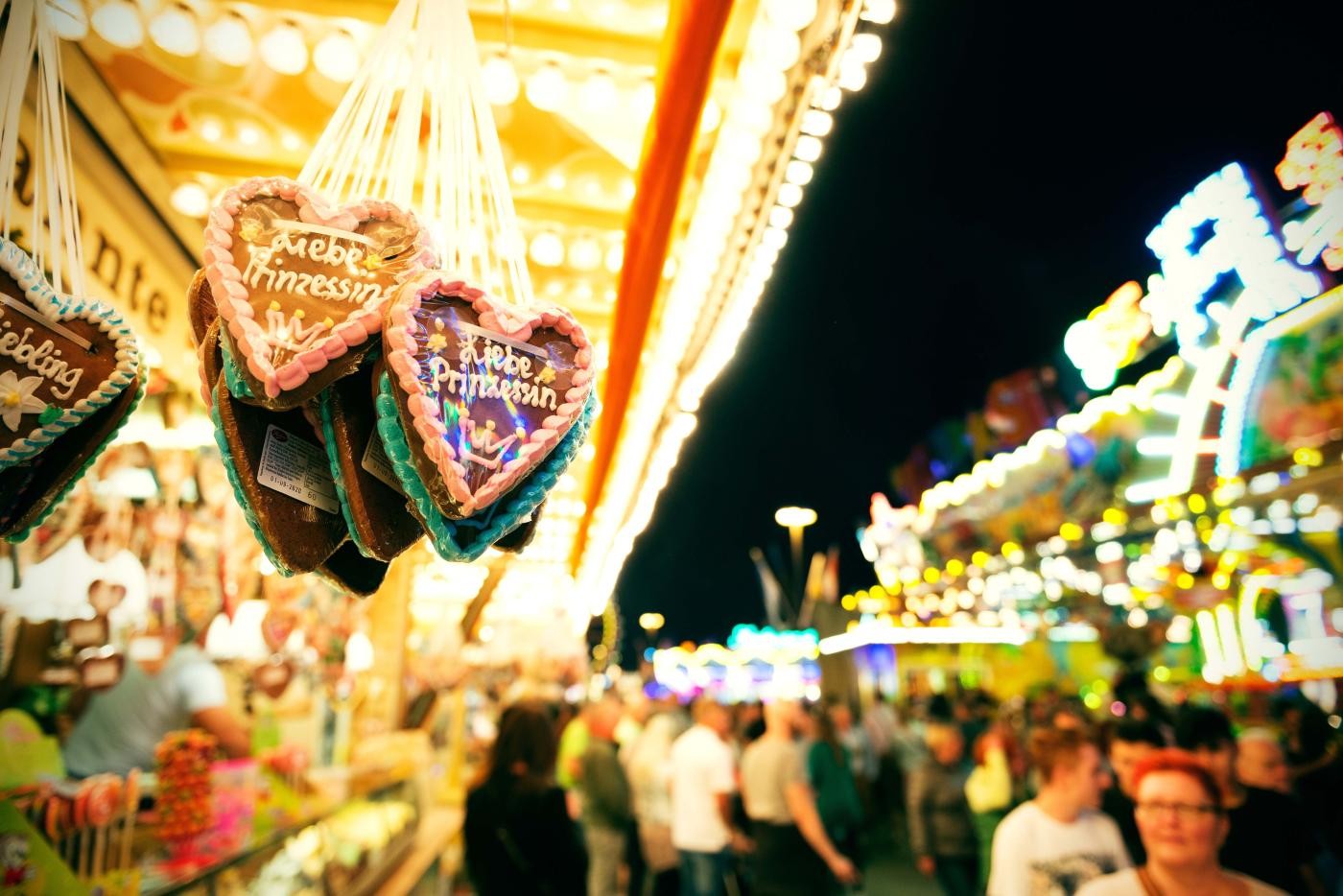 Foto: Stadtverwaltung Crailsheim Hänge Lebkuchenherzen an einem Verkaufsstand